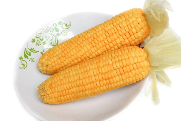 Kukuřice Vařené Detailní Záběr Desku Bílém Pozadí — Stock fotografie