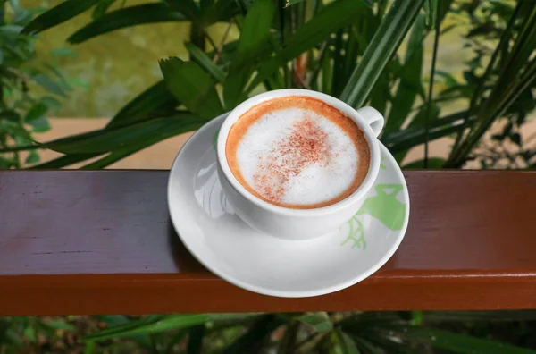 Fermer Cappuccino Café Sur Balcon Bois — Photo