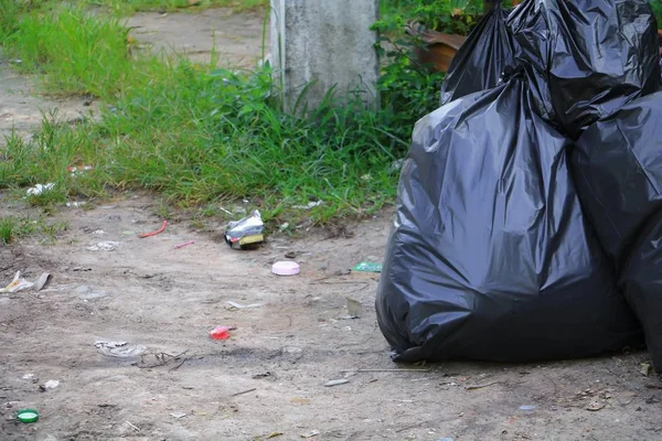 Pila Basura Negra Bolsa Carretera Ciudad —  Fotos de Stock