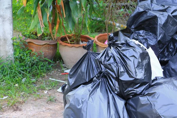 Siyah çöp torbası yol kenarı şehir kazık