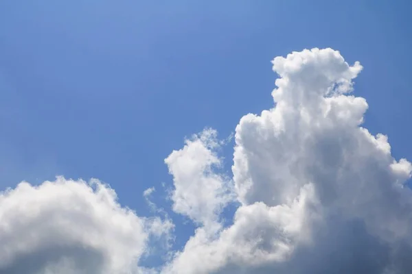 Langit Biru Dengan Awan Besar Dan Keras Seni Alam Yang — Stok Foto