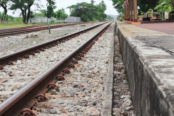 Demiryolundan çakıl tren ulaşım için: seçin odak alan sığ derinliği ile :