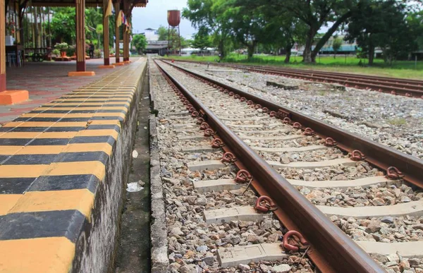 Demiryolundan çakıl tren ulaşım için: seçin odak alan sığ derinliği ile :