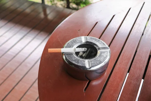 Cigarette Dans Cendrier Placé Sur Fond Bois Table — Photo