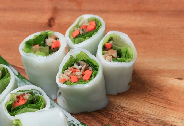 muz yaprak ahşap zemin zemin, Select odak alan sığ derinliği üzerine sebzeli bahar rulo.