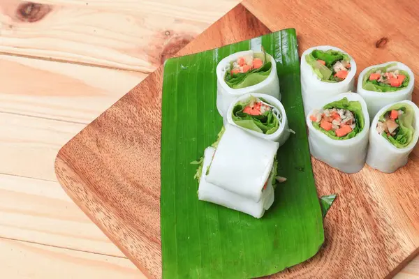 muz yaprak ahşap zemin zemin, Select odak alan sığ derinliği üzerine sebzeli bahar rulo.