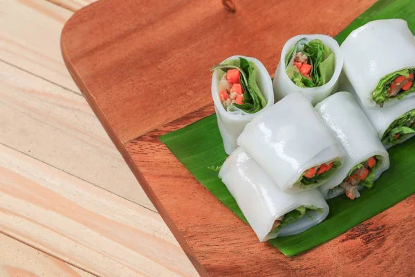 muz yaprak ahşap zemin zemin, Select odak alan sığ derinliği üzerine sebzeli bahar rulo.