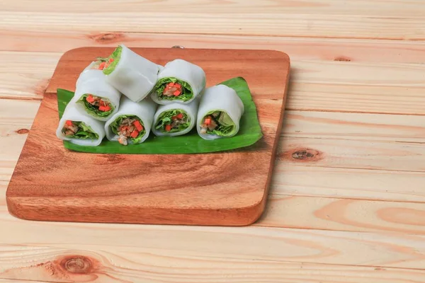 muz yaprak ahşap zemin zemin, Select odak alan sığ derinliği üzerine sebzeli bahar rulo.