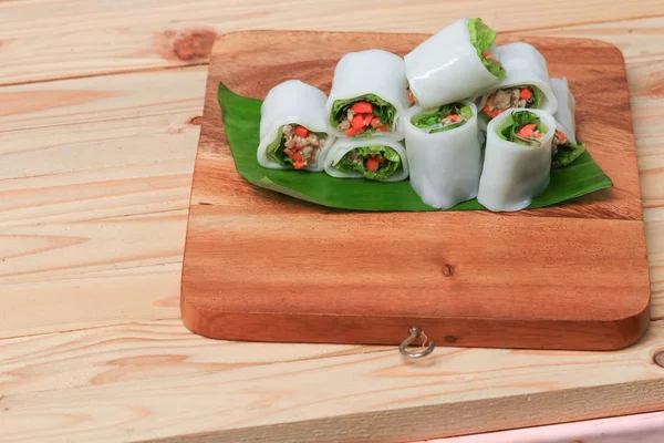 muz yaprak ahşap zemin zemin, Select odak alan sığ derinliği üzerine sebzeli bahar rulo.