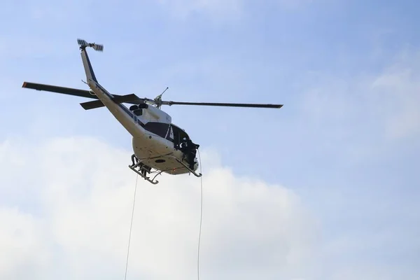 Soldado Rappel Desde Helicóptero Cielo Azul Con Hélice Borrosa — Foto de Stock