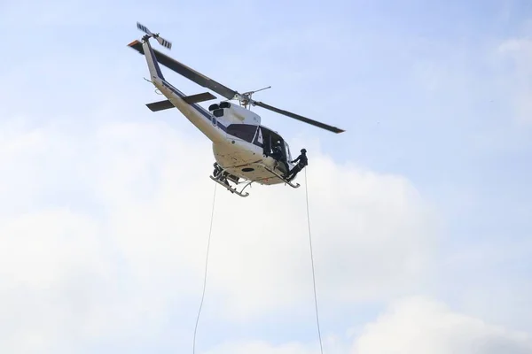 Soldado Rappel Desde Helicóptero Cielo Azul Con Hélice Borrosa — Foto de Stock