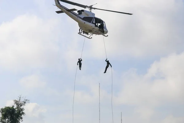 Soldado Rappel Desde Helicóptero Cielo Azul Con Hélice Borrosa — Foto de Stock