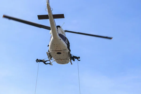 Soldat Descendant Hélicoptère Dans Ciel Bleu Avec Hélice Floue — Photo