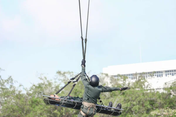 Emergencia Rescate Soldados Helicóptero Del Ejército Con Cuerda Cielo Azul — Foto de Stock
