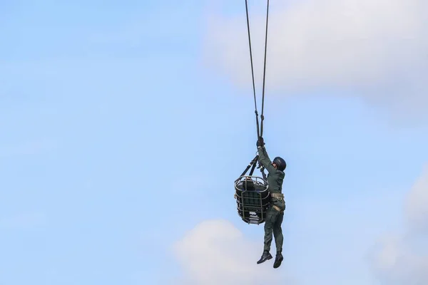 Tentara Penyelamatan Darurat Dengan Helikopter Tentara Dengan Tali Langit Biru — Stok Foto