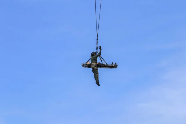 Солдат Рятує Надзвичайну Ситуацію Армійським Вертольотом Мотузкою Блакитному Небі — стокове фото