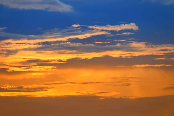 Ηλιοβασίλεμα Όμορφο Πολύχρωμο Χρυσό Φως Στο Μπλε Του Ουρανού — Φωτογραφία Αρχείου