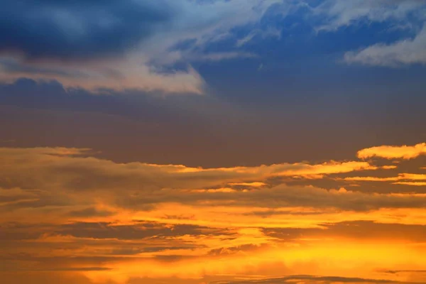 Puesta Del Sol Hermoso Color Oro Claro Cielo Azul — Foto de Stock