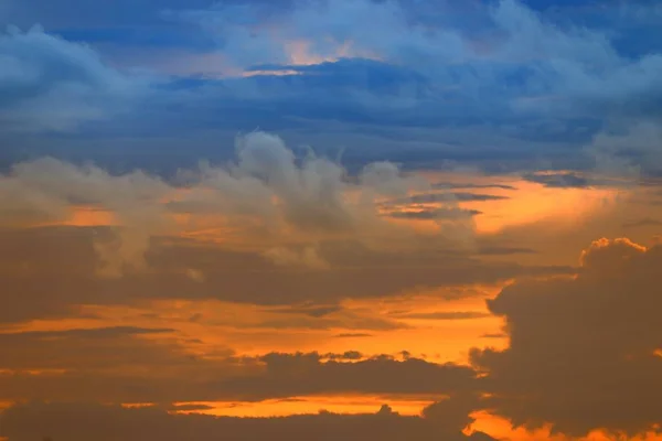 Закат Красивый Красочный Светлое Золото Голубом Небе — стоковое фото