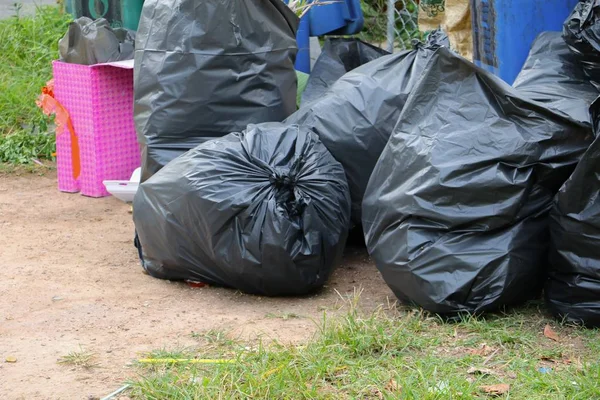 Siyah çöp torbası yol kenarı şehir kazık