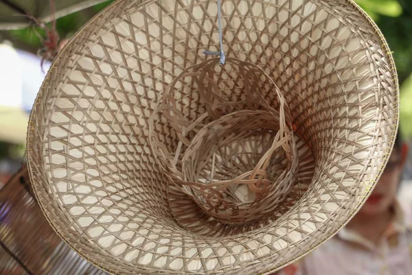 アジアン マーケットで手作り竹帽子 — ストック写真