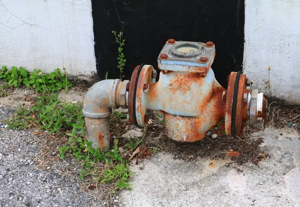 Maine su çelik eski boru sıhhi tesisat yakın kadar rusty ile harap