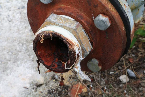 Maine su çelik eski boru sıhhi tesisat yakın kadar rusty ile harap