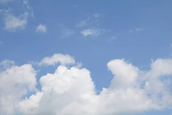 Céu Azul Com Nuvem Brilhante Bela Arte Natureza Espaço Cópia — Fotografia de Stock