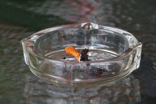 Cigaretta Hamu Hamutartó Elhelyezett Üveg Asztal — Stock Fotó