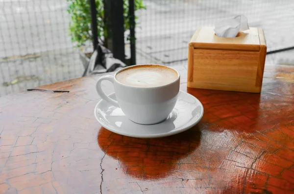 咖啡卡布奇诺接近木材背景 — 图库照片