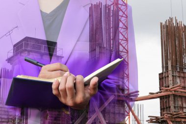 Not defteri El inşaat site işyeri kavramı içinde belgelerin imzalanması ile işadamı çift pozlama.