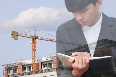 Not defteri El inşaat site işyeri kavramı içinde belgelerin imzalanması ile işadamı çift pozlama.