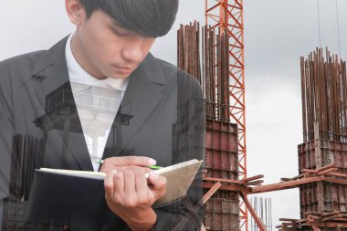 Not defteri El inşaat site işyeri kavramı içinde belgelerin imzalanması ile işadamı çift pozlama.