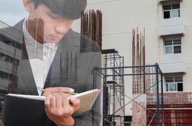 Not defteri El inşaat site işyeri kavramı içinde belgelerin imzalanması ile işadamı çift pozlama.