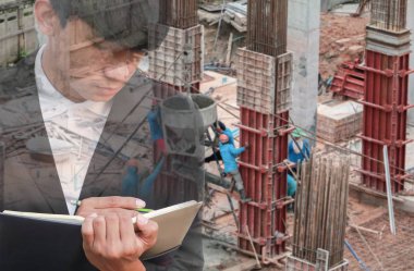 Not defteri El inşaat site işyeri kavramı içinde belgelerin imzalanması ile işadamı çift pozlama.