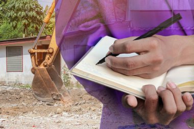 Not defteri El inşaat site işyerinde, çift pozlama kavramı belgelerin imzalanması ile işadamı.