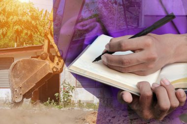 Not defteri El inşaat site işyerinde, çift pozlama kavramı belgelerin imzalanması ile işadamı.