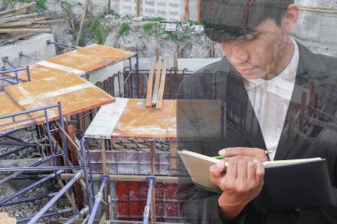 Not defteri El inşaat site işyerinde, çift pozlama kavramı belgelerin imzalanması ile işadamı.