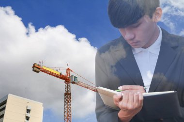 Not defteri El inşaat site işyerinde, çift pozlama kavramı belgelerin imzalanması ile işadamı.