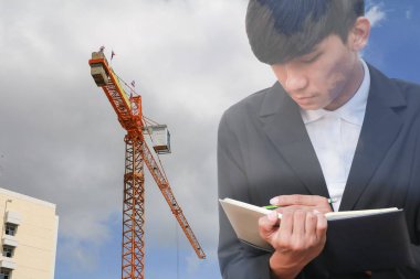 Not defteri El inşaat site işyerinde, çift pozlama kavramı belgelerin imzalanması ile işadamı.