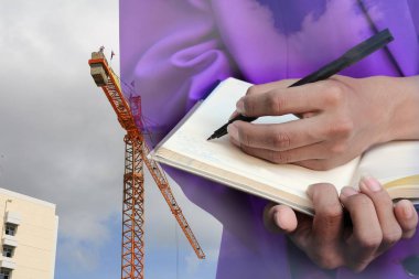 Not defteri El inşaat site işyerinde, çift pozlama kavramı belgelerin imzalanması ile işadamı.