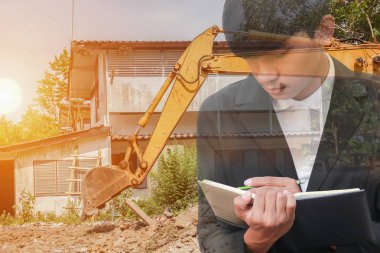 Not defteri El inşaat site işyerinde, çift pozlama kavramı belgelerin imzalanması ile işadamı.