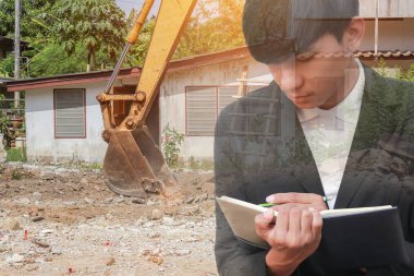 Not defteri El inşaat site işyerinde, çift pozlama kavramı belgelerin imzalanması ile işadamı.