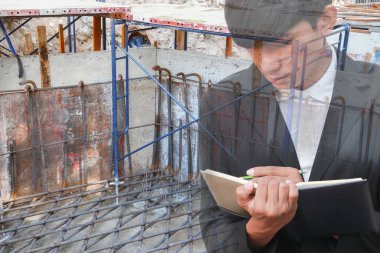 Not defteri El inşaat site işyerinde, çift pozlama kavramı belgelerin imzalanması ile işadamı.