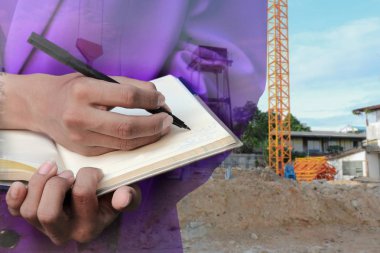 Not defteri El inşaat site işyerinde, çift pozlama kavramı belgelerin imzalanması ile işadamı.