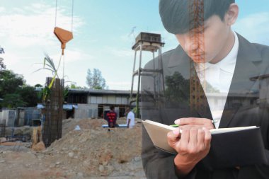 Not defteri El inşaat site işyerinde, çift pozlama kavramı belgelerin imzalanması ile işadamı.