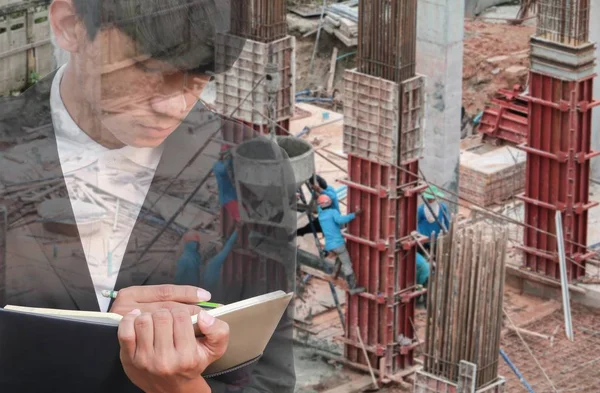 Not defteri El inşaat site işyeri kavramı içinde belgelerin imzalanması ile işadamı çift pozlama.