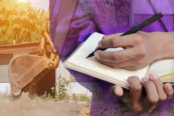 Not defteri El inşaat site işyerinde, çift pozlama kavramı belgelerin imzalanması ile işadamı.