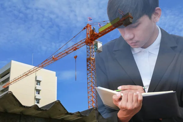 Not defteri El inşaat site işyerinde, çift pozlama kavramı belgelerin imzalanması ile işadamı.