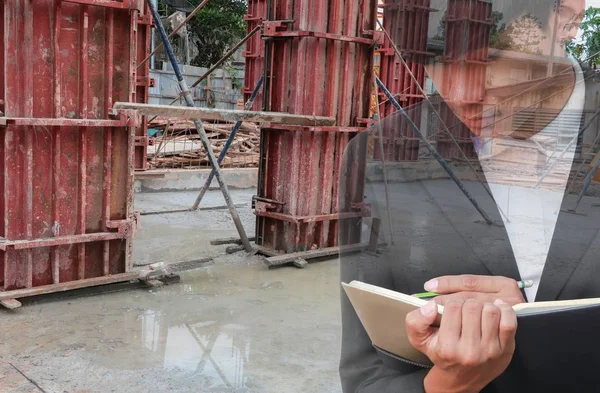 Not defteri El inşaat site işyeri kavramı içinde belgelerin imzalanması ile işadamı çift pozlama.